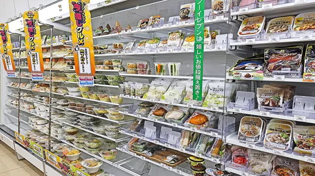 패밀리마트의 상징인 바삭하고 육즙 가득한 파미치킨과 전용 번의 모습