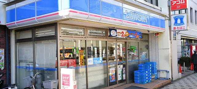 다양한 브랜드의 편의점 간식들이 한데 모여 있는 풍성한 호텔 야식 상차림