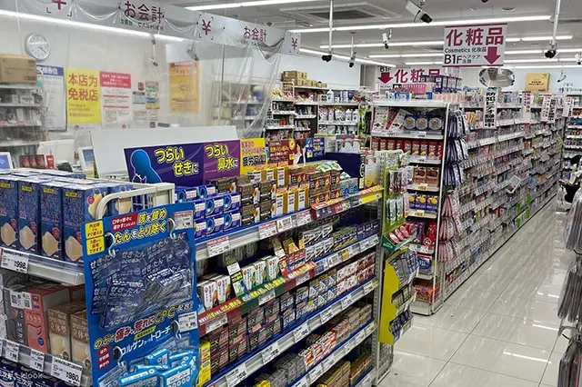 드럭스토어 뷰티 코너에 진열된 고퀄리티 엑셀 섀도우와 다양한 코스메틱 신상 제품들