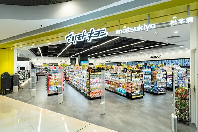 스마트폰 화면으로 제시하여 추가 할인을 받을 수 있는 드럭스토어 모바일 쿠폰 예시