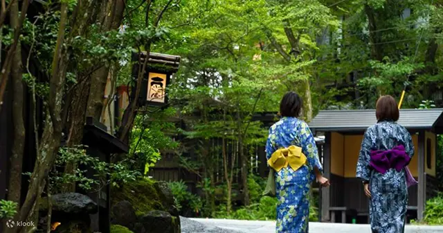 후쿠오카 출발 구로카와 온천 마을 당일치기 버스투어 및 온천 순례 1 고요한 숲속에 자리 잡은 구로카와 온천 마을의 전통적인 풍경