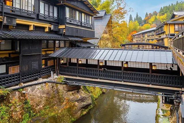 후쿠오카 출발 구로카와 온천 마을 당일치기 버스투어 및 온천 순례 6 바위 절벽과 어우러진 웅장한 분위기의 일본 전통 노천 노천탕