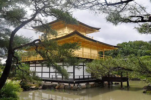 절벽 위에 세워진 청수사 본당 무대와 웅장한 건축 공법