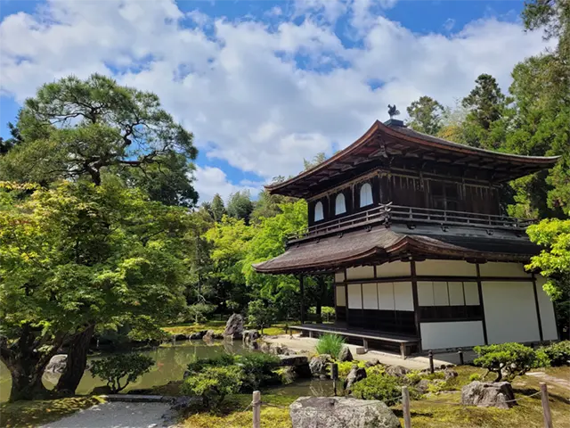 교토 청수사 주변 산넨자카 거리의 고즈넉한 전통 가옥들과 풍경