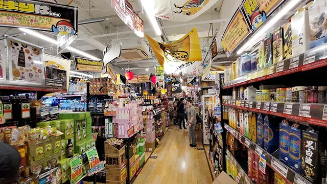 도쿄 시부야의 랜드마크, 밤낮없이 활기찬 메가 돈키호테 시부야 본점 외관