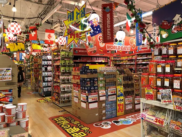 돈키호테 면세 쇼핑을 마치고 가득 채워진 노란색 쇼핑백의 모습