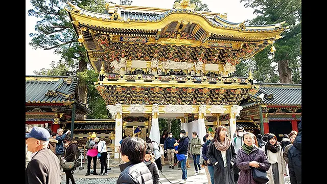 닛코의 화려한 역사적 건축물과 장엄한 대자연이 어우러진 풍경