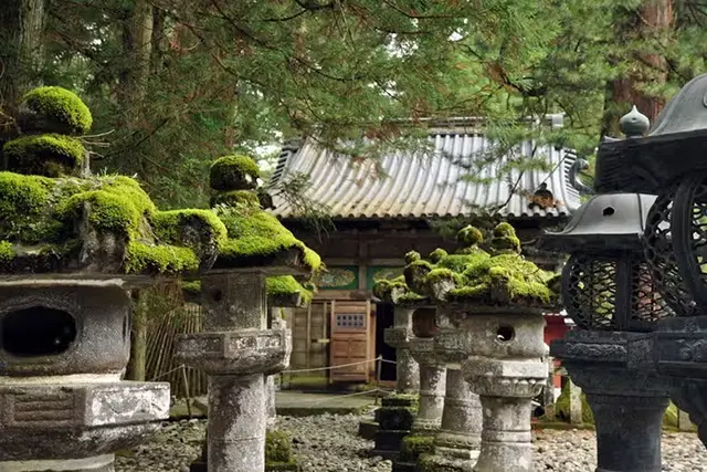 금색 장식과 정교한 조각이 돋보이는 닛코 동쇼궁의 화려한 전각