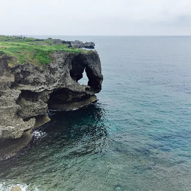 코우리 해변의 맑고 투명한 바다와 평화로운 어촌 마을 풍경