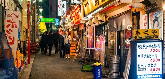 참숯 위에서 노릇노릇하게 구워지고 있는 다양한 부위의 닭꼬치(야키토리)의 모습