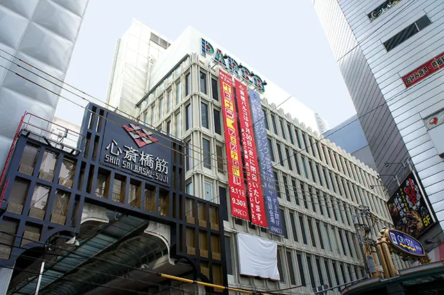 오사카 신사이바시의 랜드마크인 다이마루 백화점과 파르코 백화점의 화려한 외관