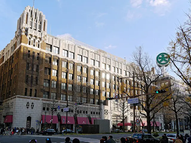 다이마루 백화점 신사이바시점의 고급스러운 인테리어와 다양한 럭셔리 브랜드 매장