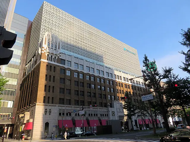 파르코 6층에 위치한 닌텐도 오사카 매장의 화려한 입구와 마리오 동상