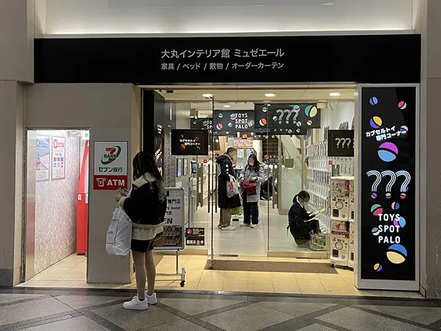 쇼핑을 마치고 만족스러운 마음으로 백화점을 나서는 여행객들의 모습