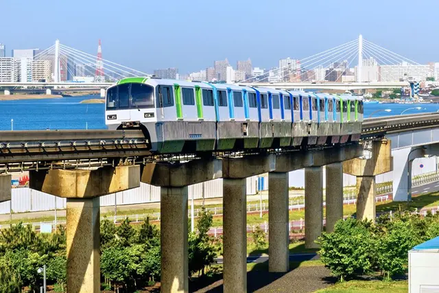 Haneda Airport 24-hour Lawson convenience store shelves