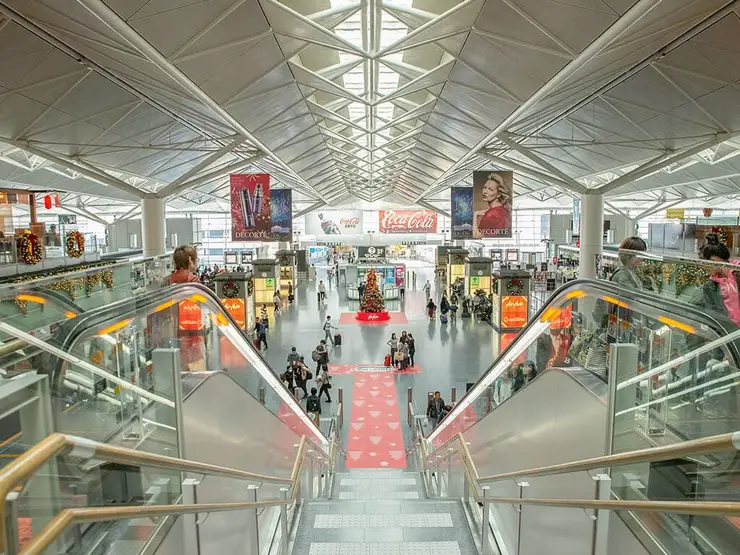 중부(센트레아) 국제공항 터미널 내부 통로와 안내 표지