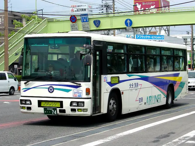 오이타 공항 리무진 버스 에어라이너의 좌석과 수하물 보관함 내부