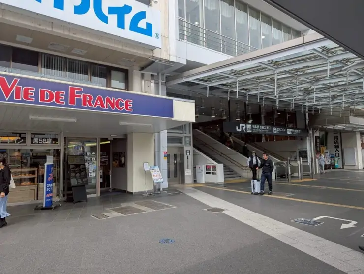 JR 마쓰모토역 북측 인근 보행로와 역전 풍경