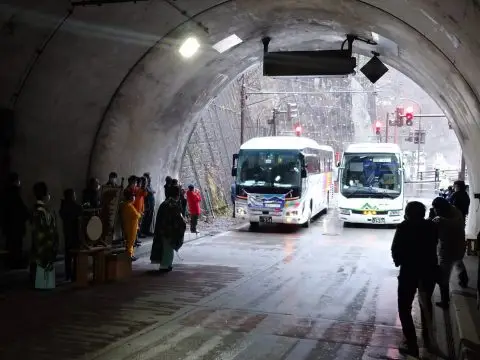 노리쿠라 터널 구간을 오르는 가미고치행 알피코 버스