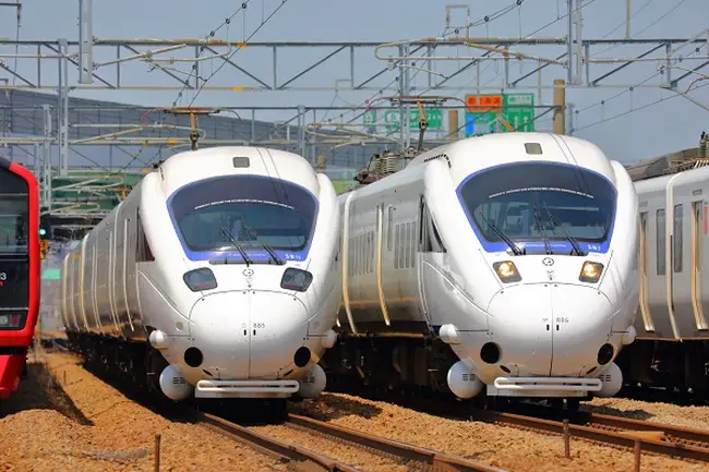 사가 공항에서 후쿠오카 하카타 텐진 가는 법 (리무진 버스 JR 특급 환승) 4 하카타행 특급 미도리 열차의 세련된 외관