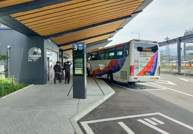 아소 및 구로카와 방면 규슈 횡단 버스가 정차하는 구마모토 공항 3번 승강장 안내