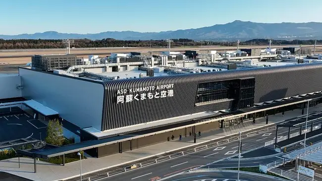 2023년 리뉴얼되어 세련된 분위기를 풍기는 구마모토 공항 여객 터미널 전경