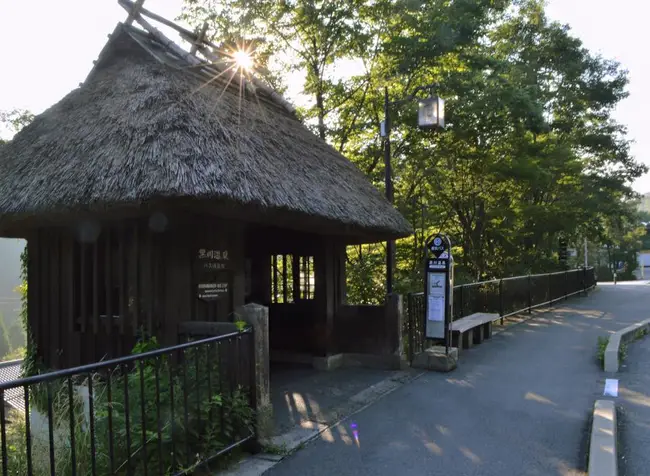 구로카와 온천 마을 입구에 위치한 버스 정류장과 한적한 온천 거리 모습