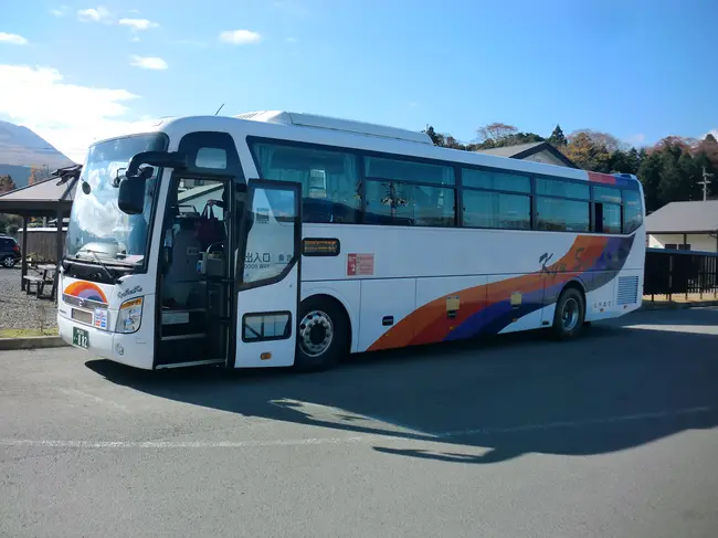구로카와 온천까지 운행하는 붉은색 포인트의 규슈 횡단 버스 외관