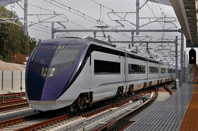 세련된 파란색 디자인을 자랑하는 게이세이 스카이라이너 열차의 외관