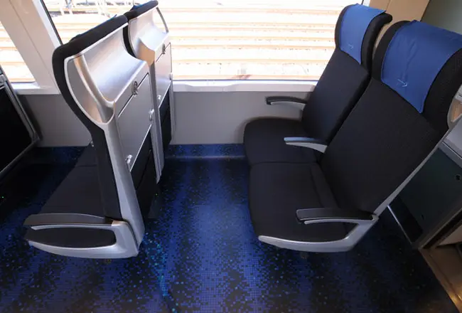 넓고 쾌적한 좌석과 짐 보관 공간이 마련된 스카이라이너 객차 내부 모습