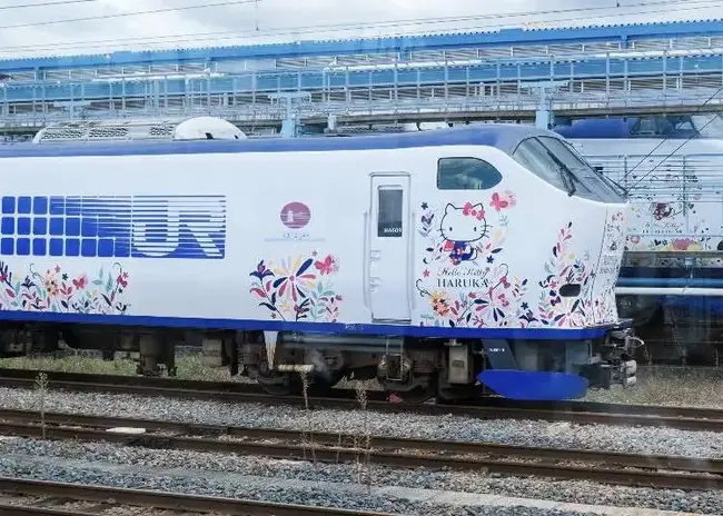 귀여운 헬로키티 캐릭터가 래핑된 하루카 특급 열차의 외관 디자인