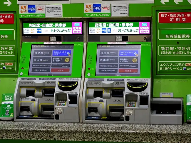 여권 인식이 가능한 간사이 공항역의 JR 서일본 녹색 무인 티켓 발매기