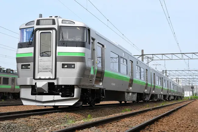 신치토세 공항역 승강장에서 대기 중인 쾌속 에어포트 열차의 세련된 외관