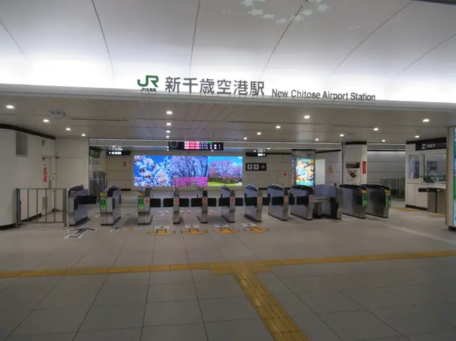 신치토세 공항 국내선 터미널 지하 1층에 위치한 JR 역 개찰구 입구 모습