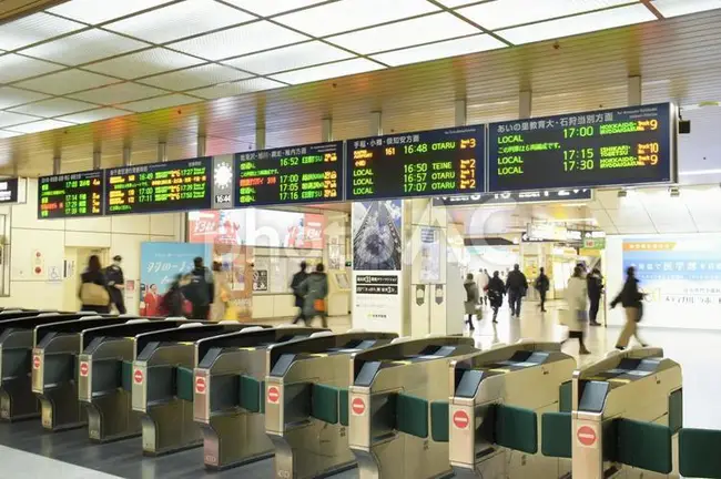 삿포로 시내 중심가와 숙소로 바로 연결되는 JR 삿포로역 서쪽 개찰구 풍경