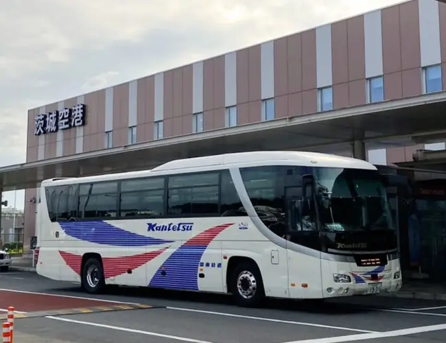 이바라키 공항 출구 앞 버스 승강장에서 도쿄역행 직행 버스를 기다리는 모습
