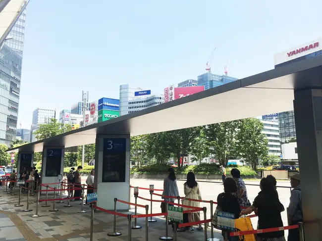 도쿄역 야에스 남쪽 출구에 위치한 고속버스 터미널 승강장 전경