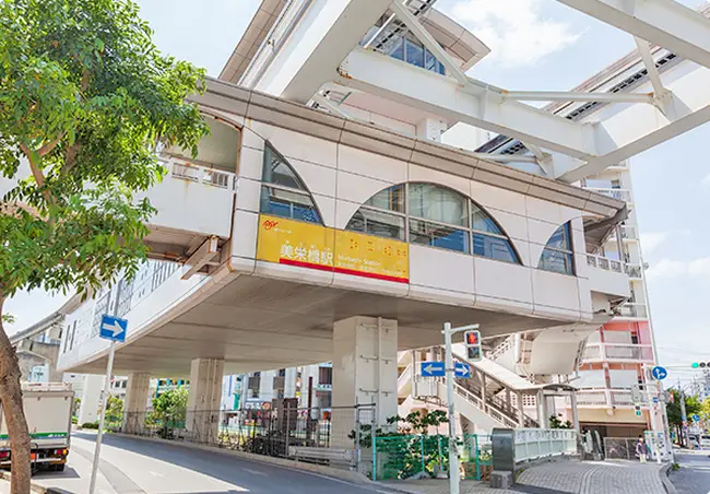 국제거리 중심부와 연결되는 미에바시역 하차 안내 표지판