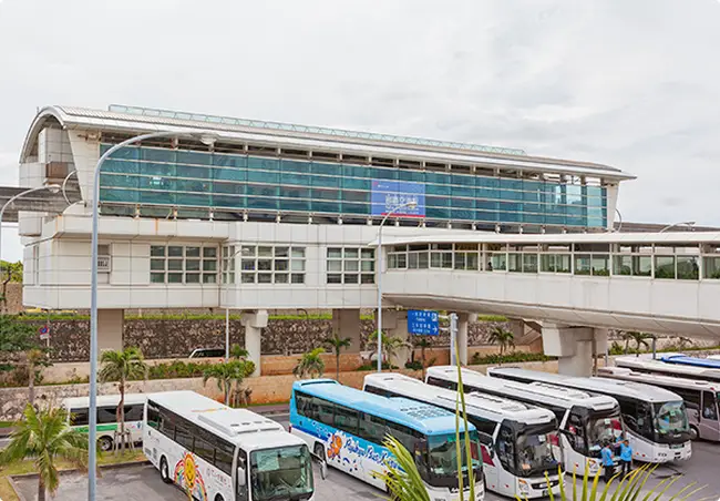 나하 공항 터미널 건물 위를 달리는 오키나와 모노레일 유이레일의 외관