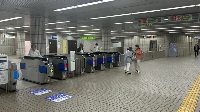 국제거리 서쪽 입구로 연결되는 유이레일 겐초마에역(현청앞역) 개찰구 풍경