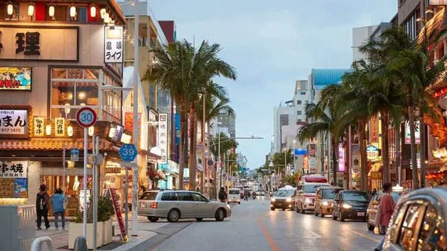 화려한 간판과 활기 넘치는 분위기의 오키나와 나하 국제거리 메인 스트리트 전경