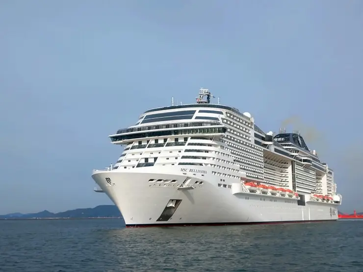 붉은 선체가 인상적인 하카타의 쾌속 고속선 퀸비틀(Queen Beetle)