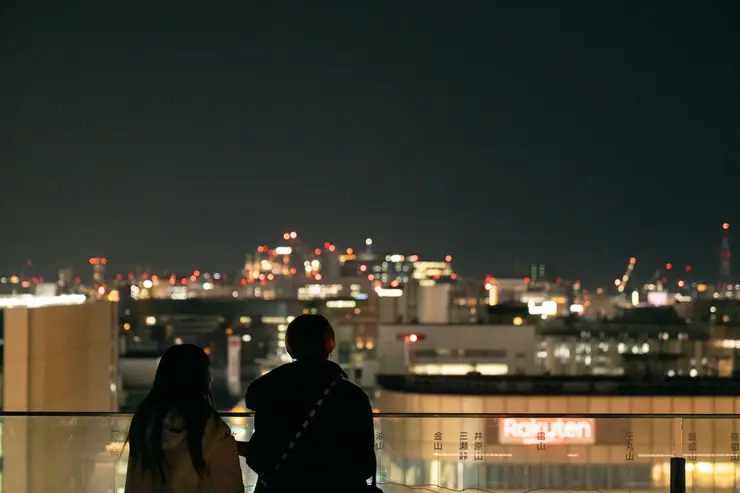 초록빛 덩굴 조명과 도심의 불빛이 조화를 이루는 아크로스 후쿠오카의 환상적인 야경