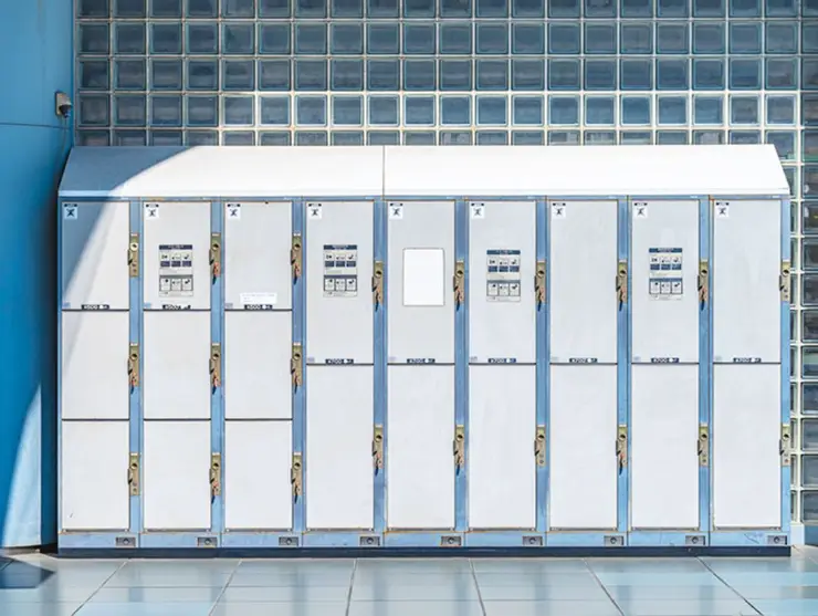 하카타역 내 수하물 전용 보관 카운터에서 제공하는 편리한 서비스의 모습