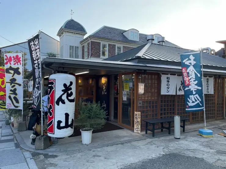 후쿠오카 나카스의 새로운 심장 010 빌딩 - 미슐랭 셰프의 고간(GohGan)부터 시크한 바까지 2 나카강의 화려한 네온사인을 배경으로 감각적인 칵테일을 즐길 수 있는 BAR 010의 전경