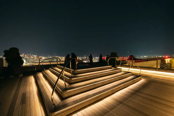 하카타 시티 옥상 정원에서 바라본 시원한 하카타역 주변의 야경 전경