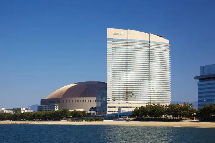 푸른 바다와 모모치 해변이 한눈에 내려다보이는 힐튼 후쿠오카 씨호크의 파노라마 뷰