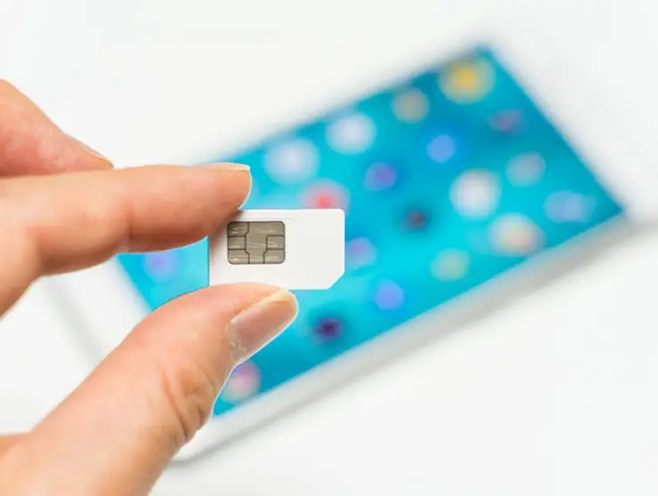 스마트폰으로 간편하게 개통 가능한 eSIM 서비스와 여행 필수 앱 구동 화면