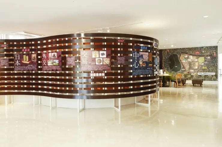 깔끔하고 세련된 인테리어의 산노마루 스퀘어 내부 전시 공간