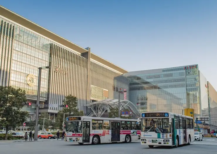 뒷문으로 승차하고 앞문으로 하차하는 후쿠오카 시내버스의 전형적인 이용 모습